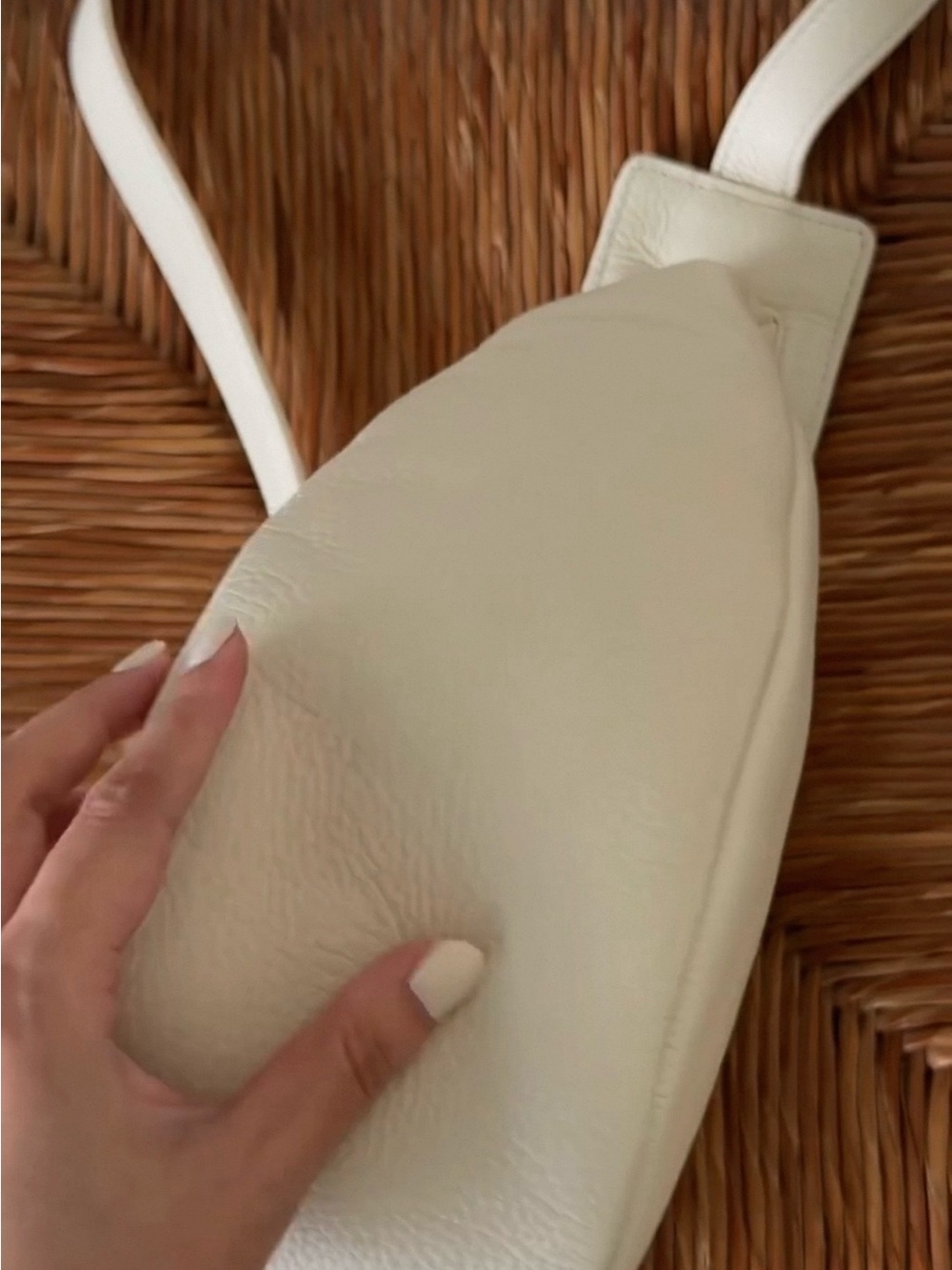 Auth The Row Slouchy Banana Bag Small Cream Leather Crossbody Bag - Picture 4 of 11